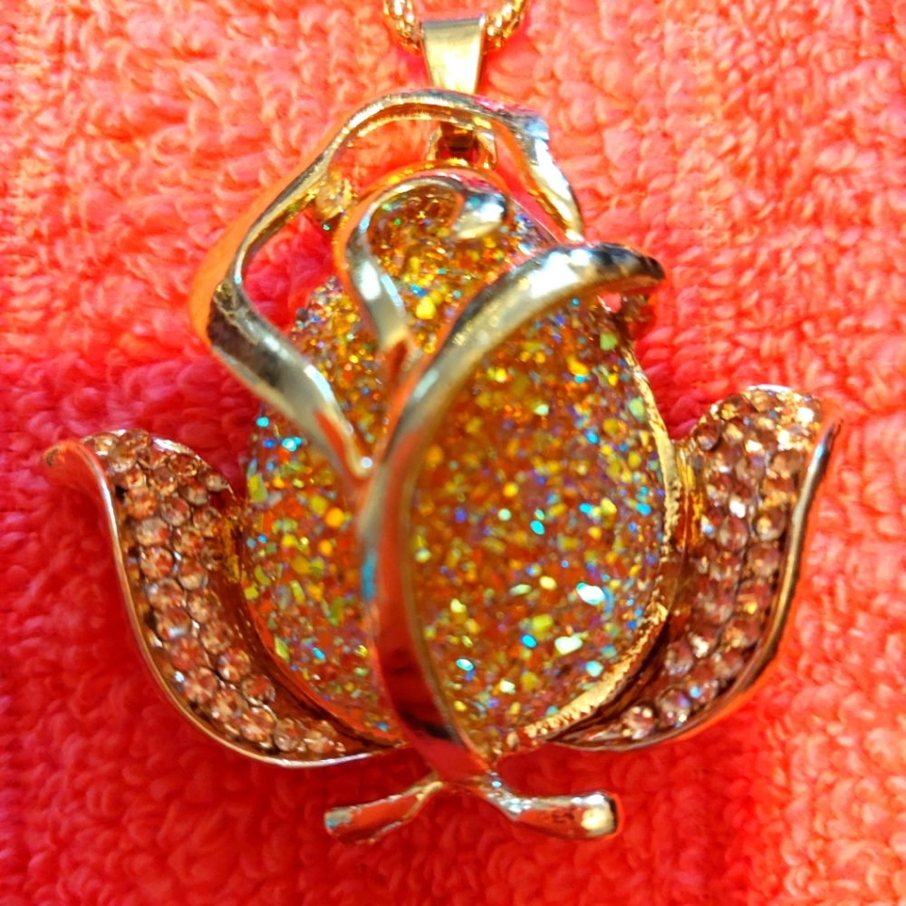 Necklace flower NWT
